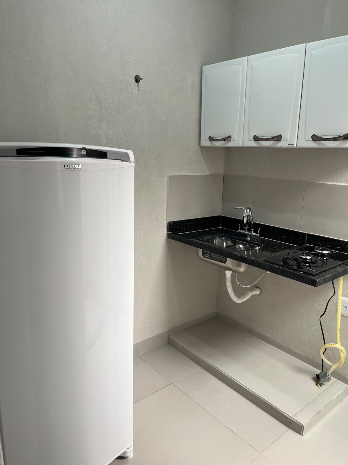 Cozinha equipada com geladeira