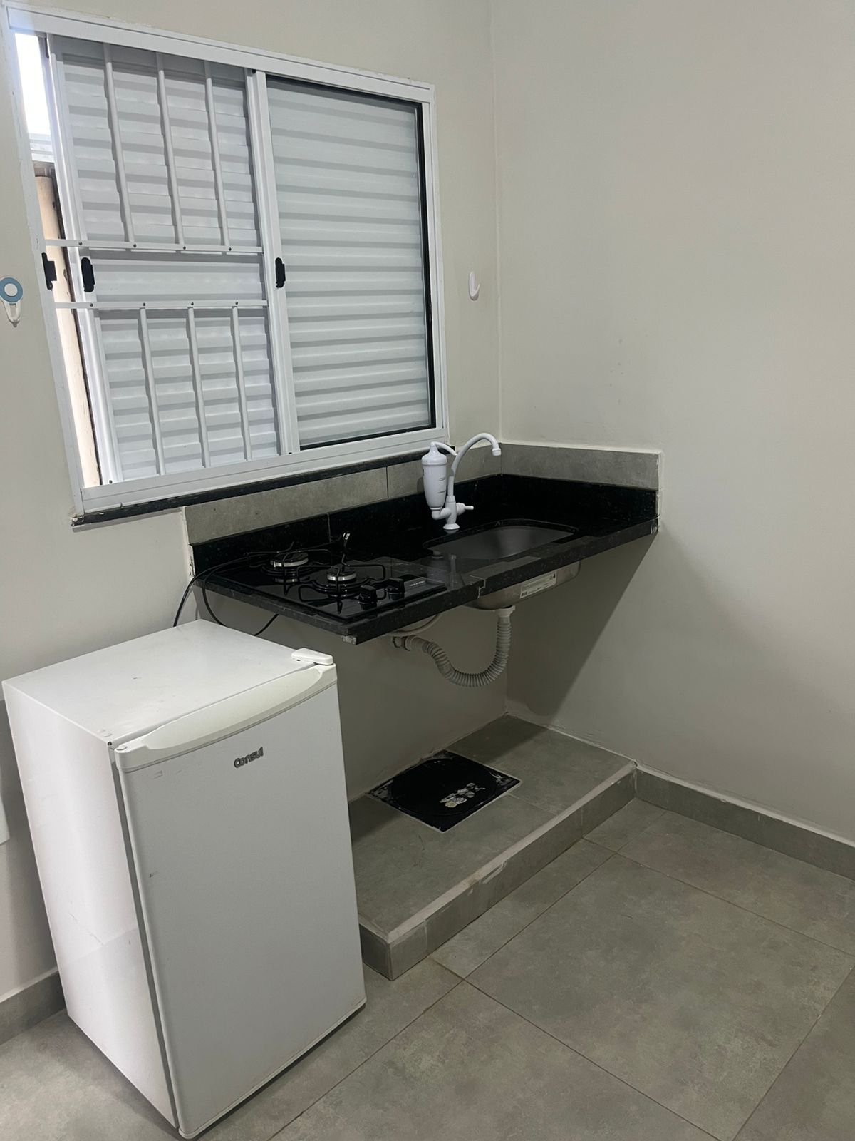 Pia, cooktop e geladeira