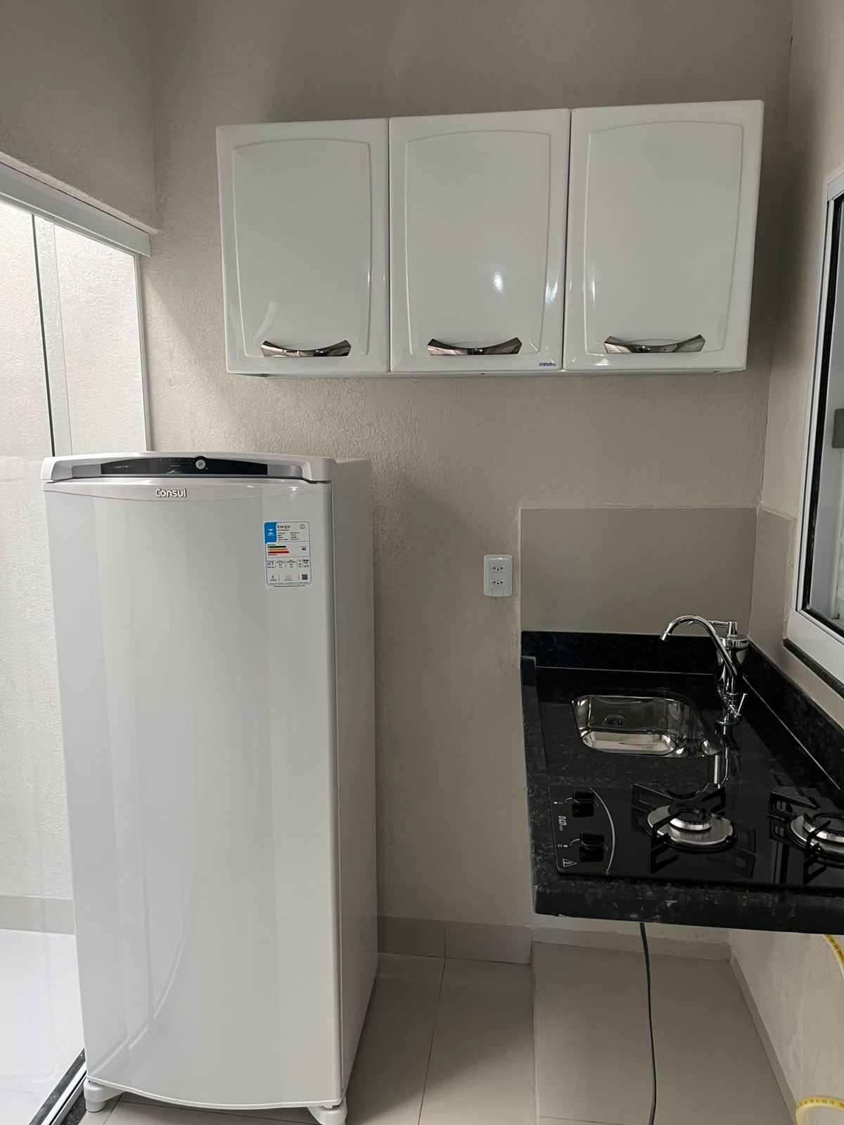 Cozinha com geladeira Frost Free