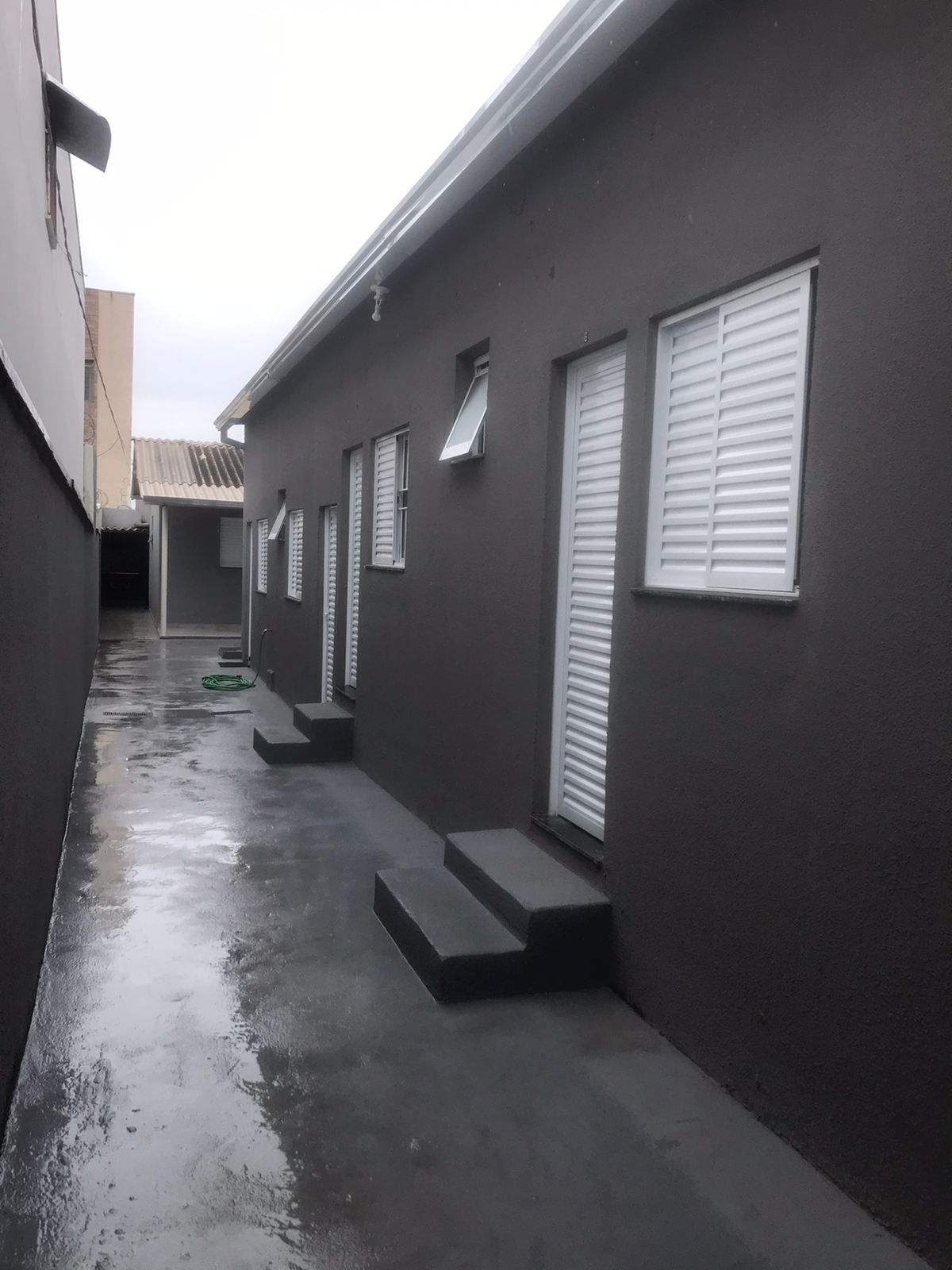 Fachada e entradas das kitnets
