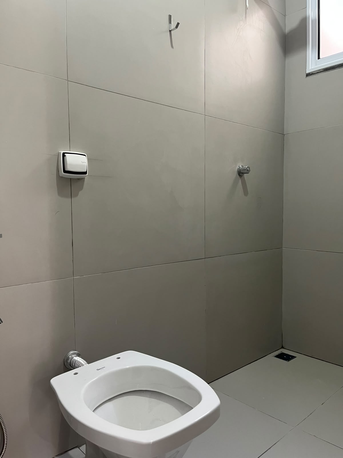 Banheiro com área de chuveiro