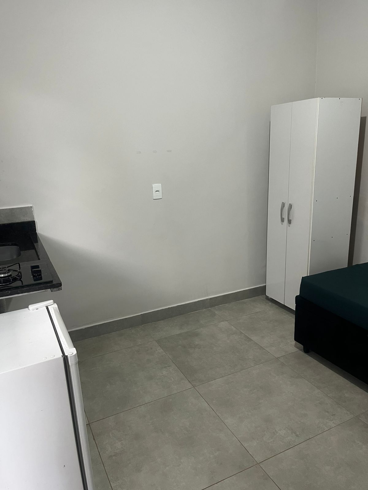 Quarto mobiliado com guarda-roupa