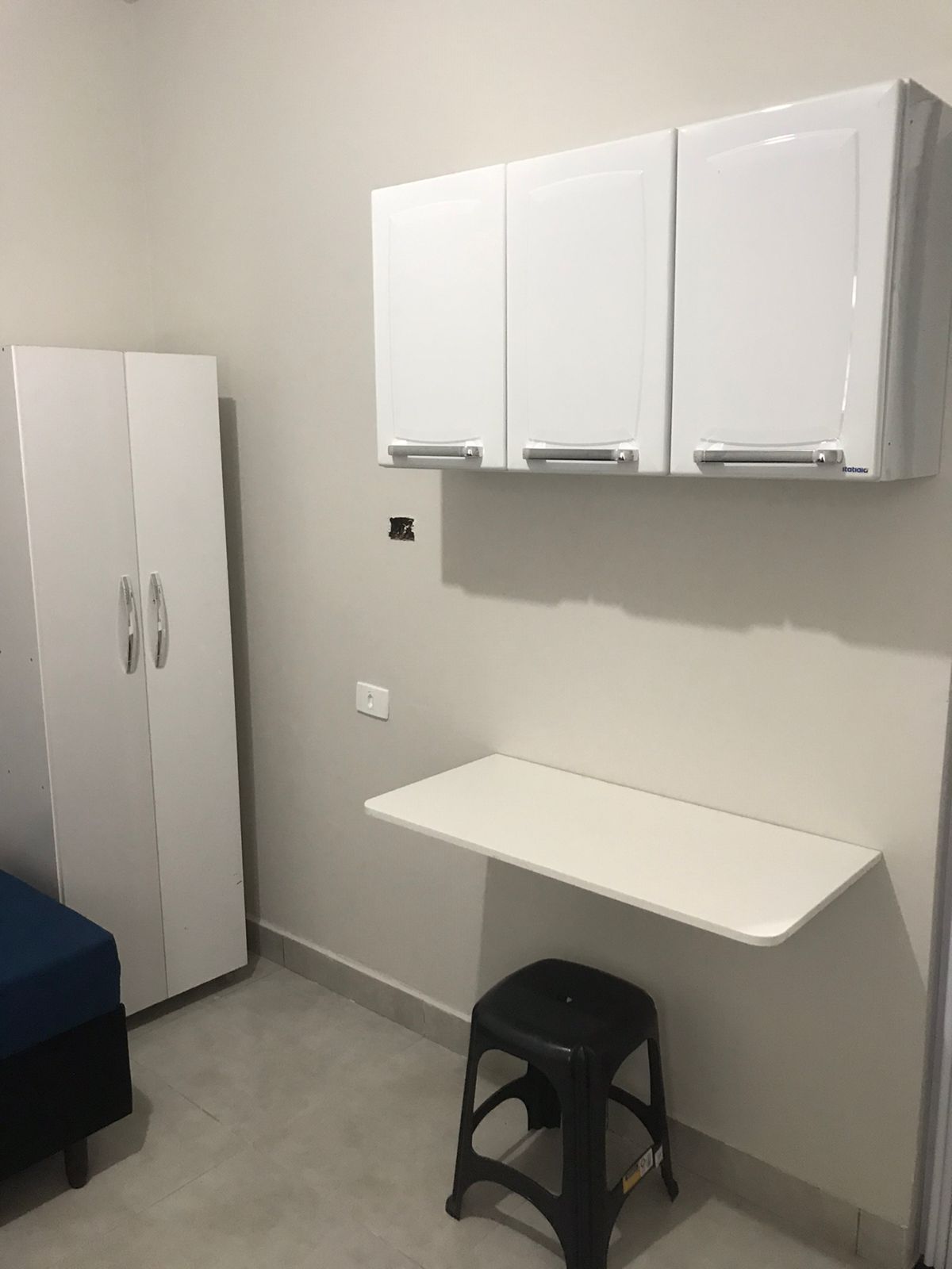 Bancada de estudo e guarda-roupa