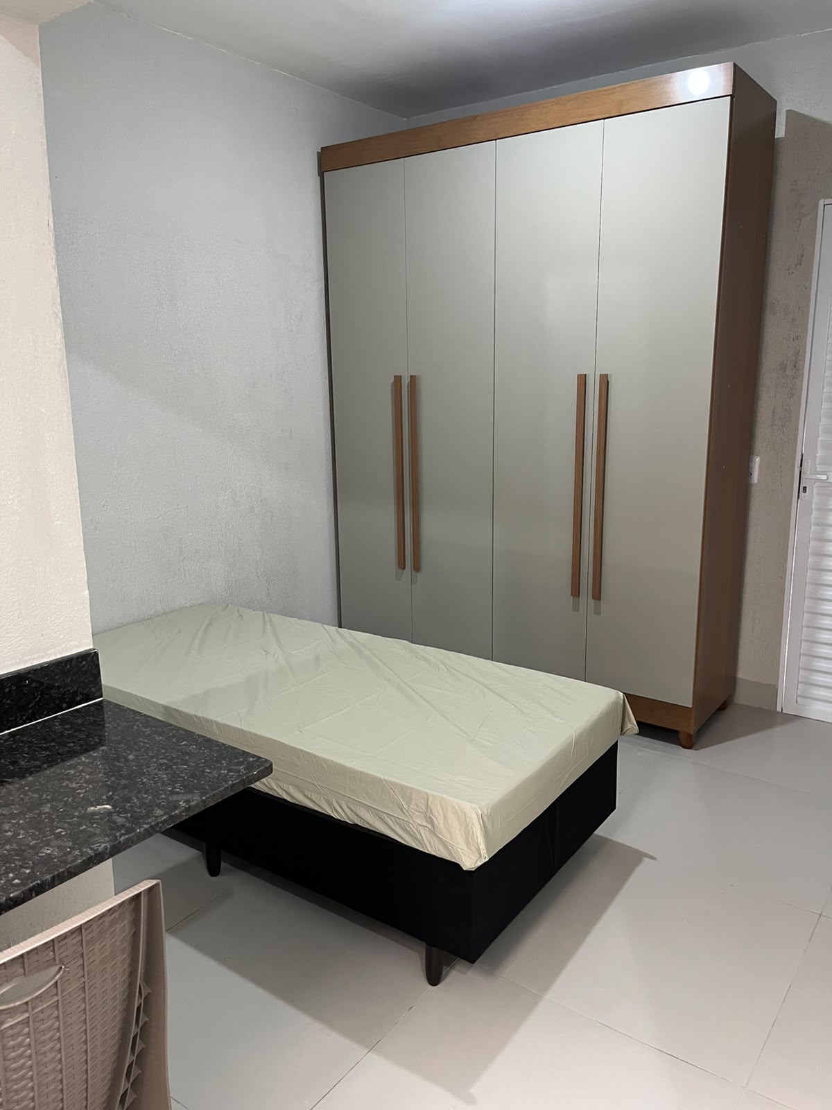 Cama de solteiro e guarda-roupa amplo