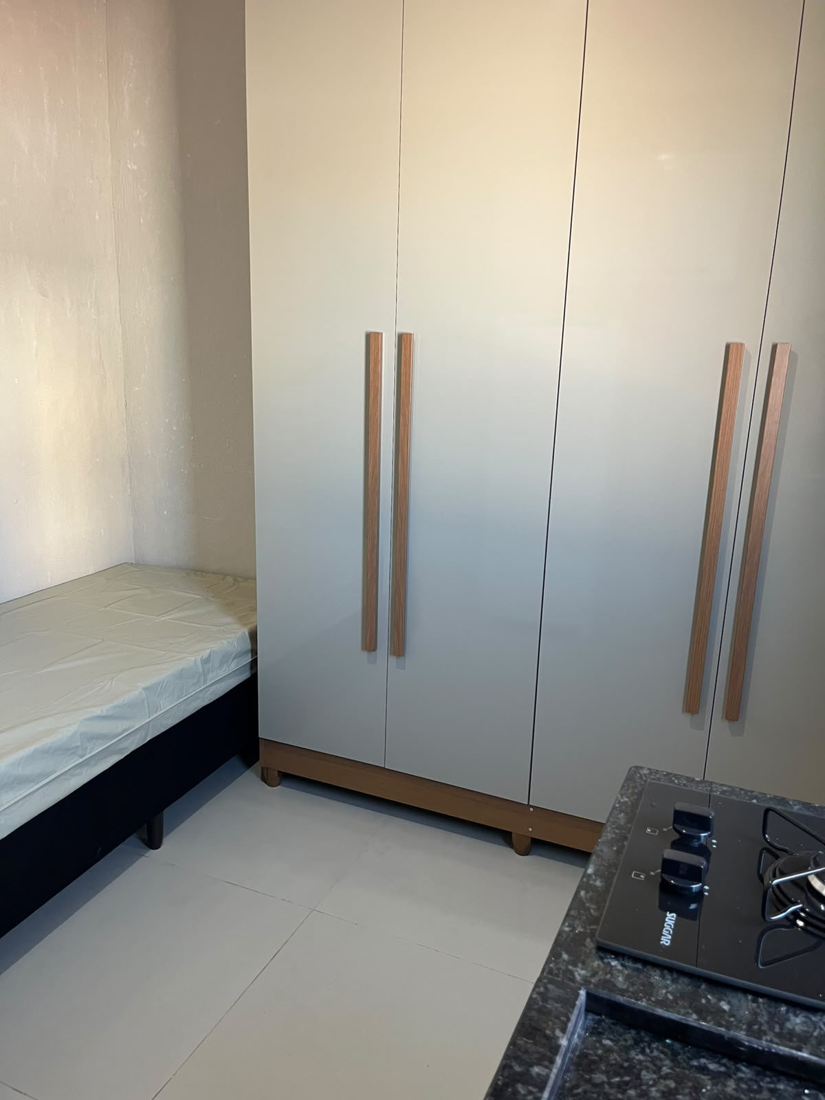 Guarda-roupa de 4 portas