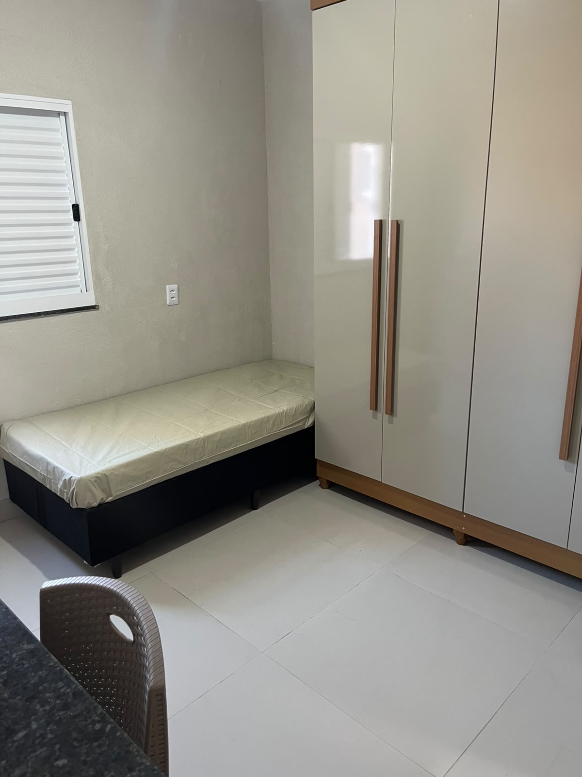 Quarto arejado com janela